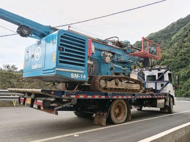 Transporte de maquinaria pesada en camabaja
